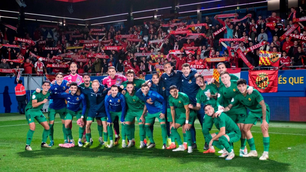 Los jugadores granas celebran la conquista del Johan Cruyff.