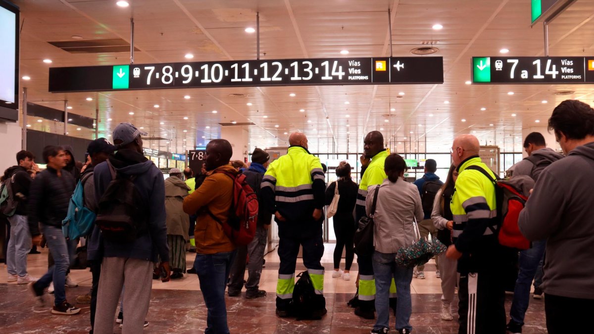 Imagen de varios pasajeros en la estación de Sants.