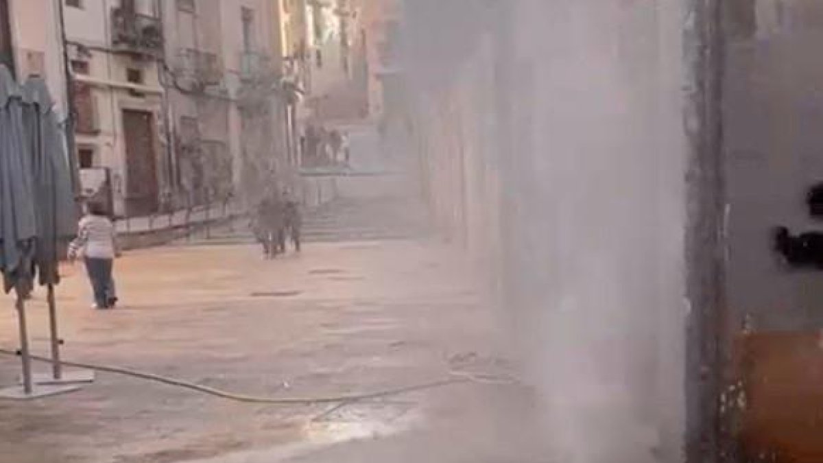 El agua salió más de 30 minutos según testigos presenciales.