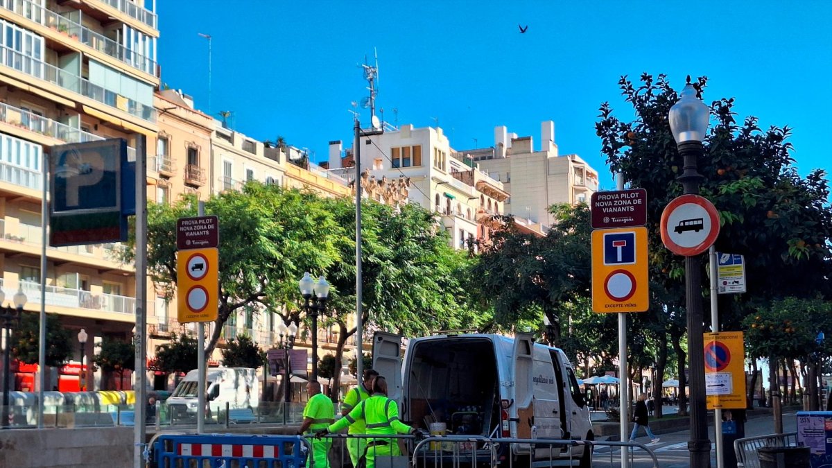 Operarios este mediodía colocando la señalización.