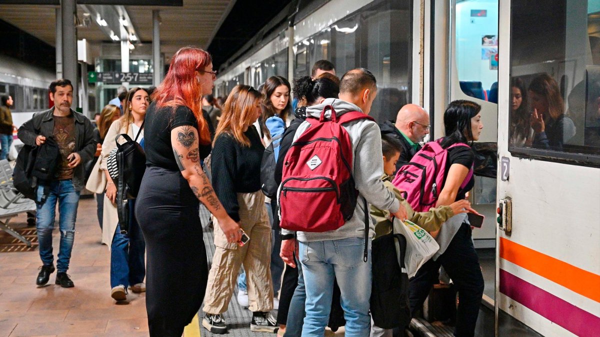 Usuarios subiendo al tren en la estación de Reus.