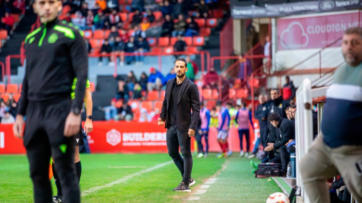 El entrenador del Nàstic, Dani Vidal, en la banda del Nou Estadi durante el partido ante el Andorra.