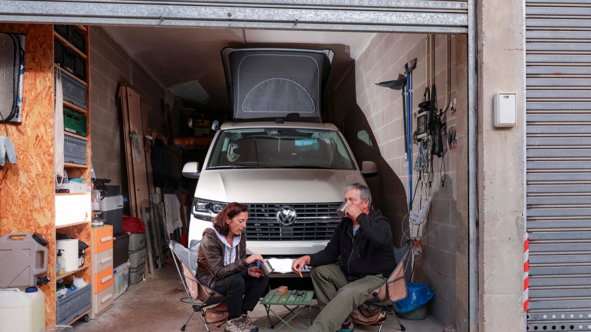 Ester Pascual y Josep Calero, ayer, en su furgoneta, en un garaje de La Floresta.