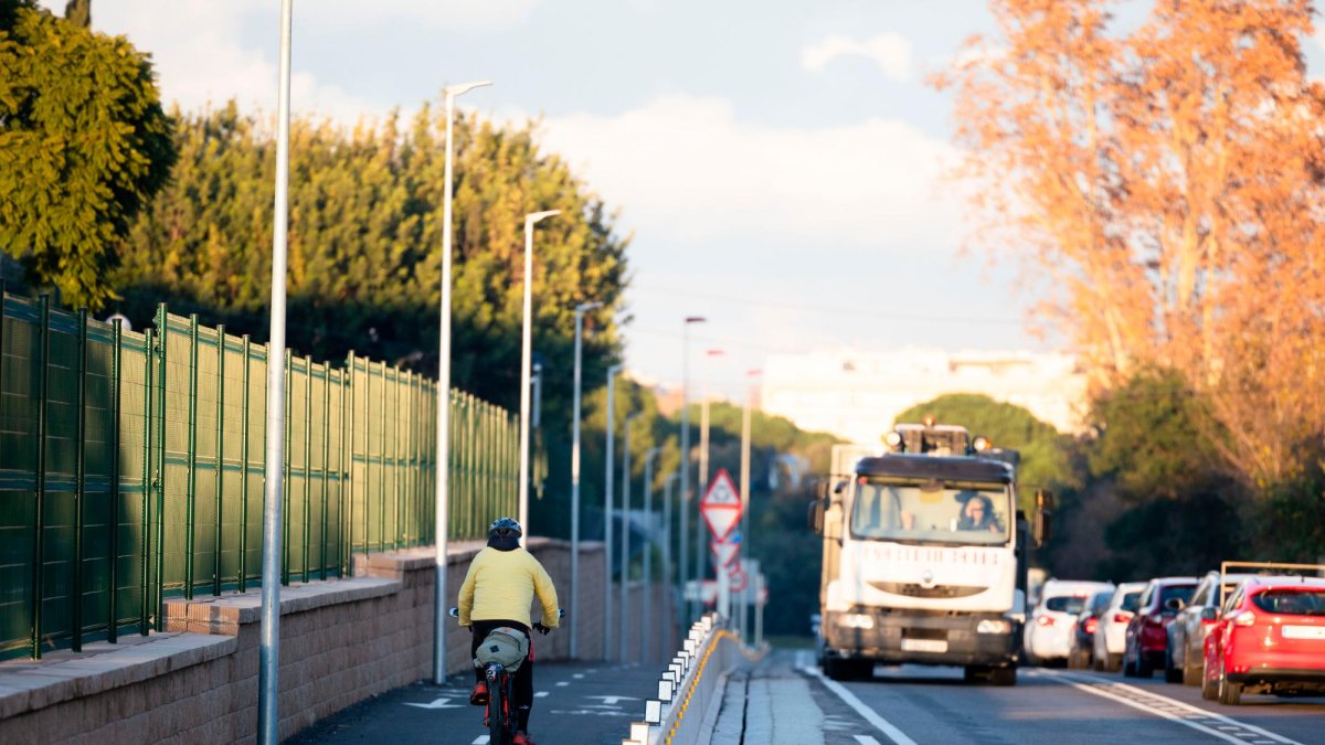 El carril bici de la carretera de Cambrils ja connecta la rotonda de la T-11 amb les urbanitzacions de Blancafort i Aigüesverds.