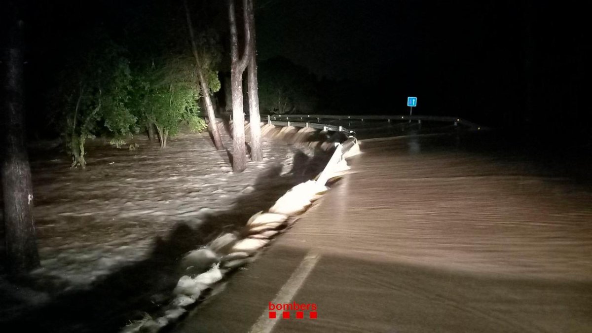 Imagen de uno de los servicios realizado por Bombers debido a las lluvias en Tarragona.