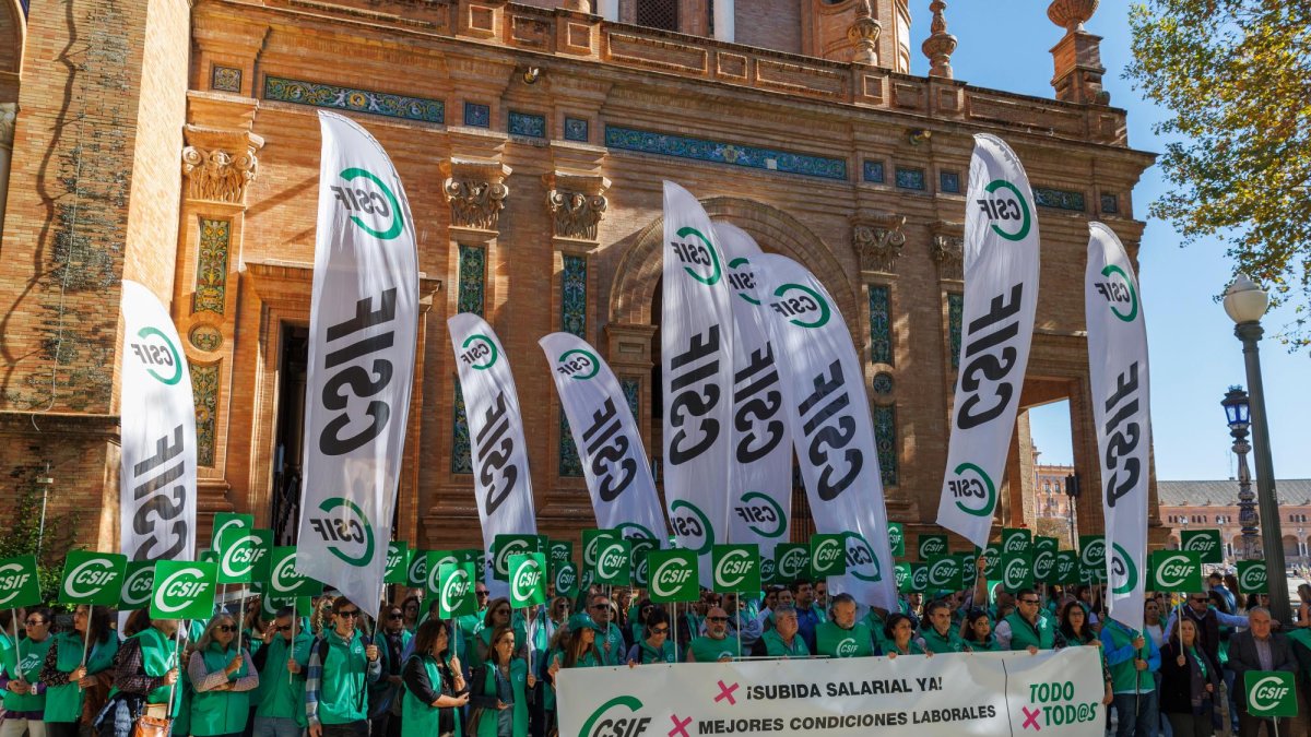 Funcionarios convocados por CSIF durante la concentración realizada el lunes 11 de noviembre ante la Subdelegación del Gobierno en la Plaza de España de Sevilla para exigir al Ejecutivo la reactivación de la negociación en la Función Pública y la continuidad en Muface.