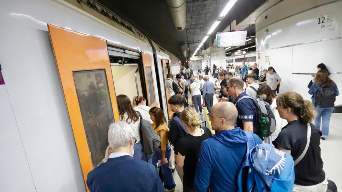 El andén de Barcelona Sants en dirección a Sant Vicenç de Calders está completamente lleno.