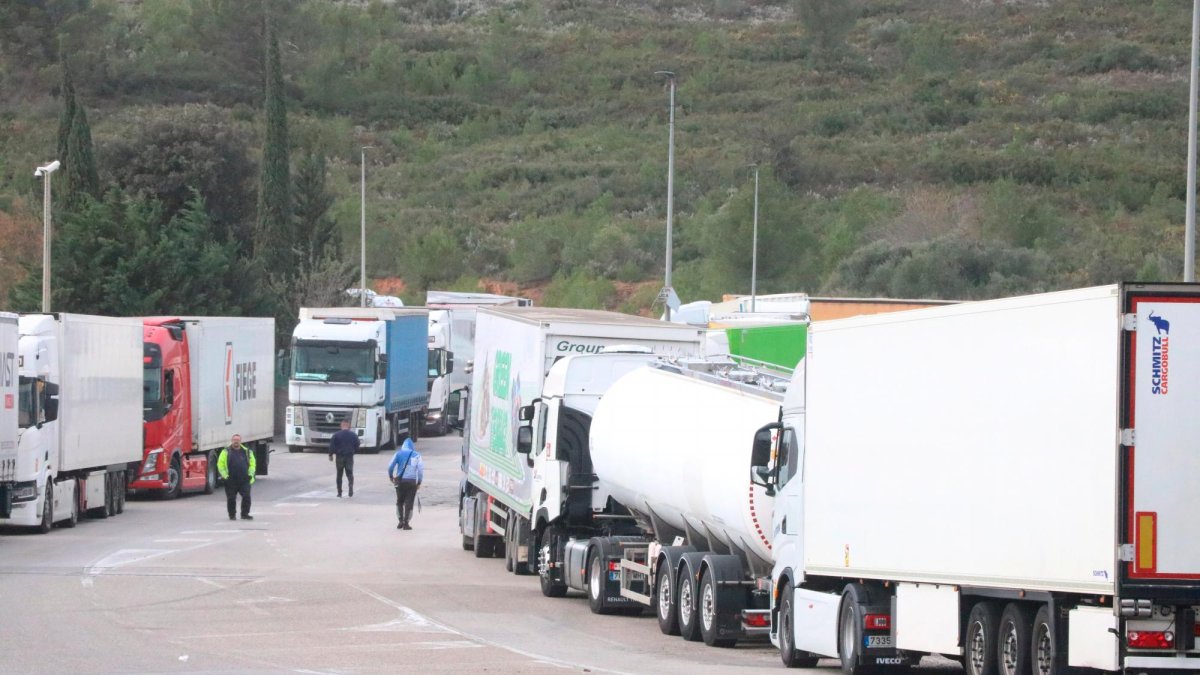 Algunos camiones aparcados en los márgenes de la carretera en Llers.