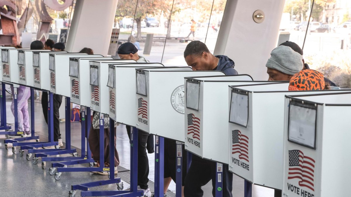 Estadounidense votando en el vestíbulo del Museo de Brooklyn, en Nueva York, durante el día de ayer.