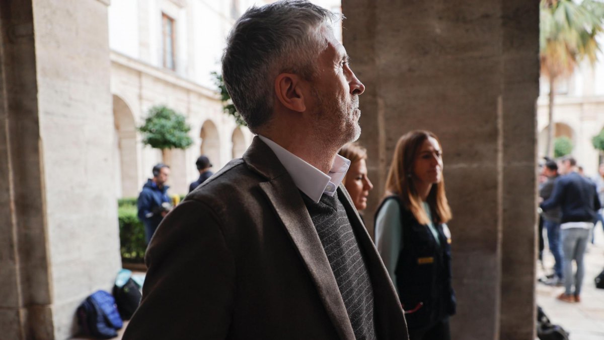 El ministro del Interior, Fernando Grande-Marlaska, tras asistir a la reunión del Centro de Coordinación Operativa Integrada (Cecopi), el órgano que gestiona la emergencia por la dana en Valencia, este jueves.
