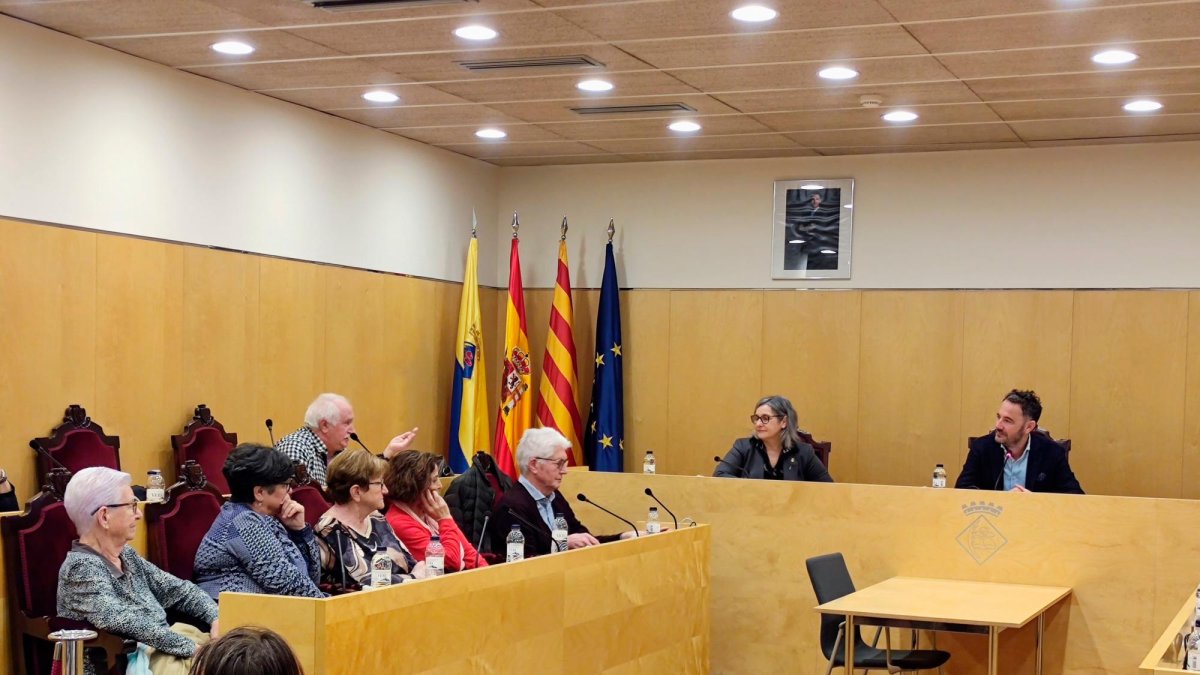 El alcalde, Pere Segura, escuchando y respondiendo a las propuestas del Consell, en la sala de plenos.