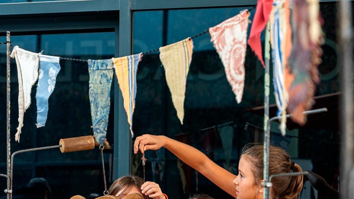 Alguns infants muntant la seva titella durant la jornada d’ahir.