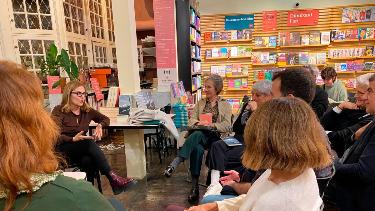 Natàlia Rodríguez charlando con los asistentes a la presentación de su libro.