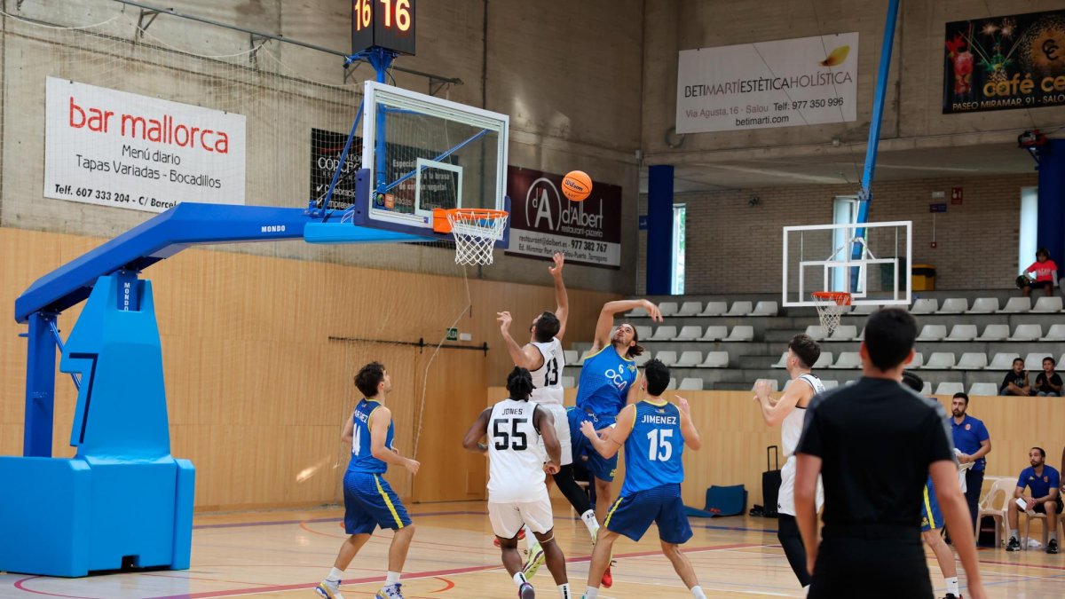 Los salouenses fueron superiores a su rival.