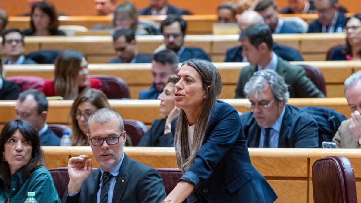 Nogueras, de pie, y a su lado el diputado de Tarragona, el riudomense Josep Maria Cruset.