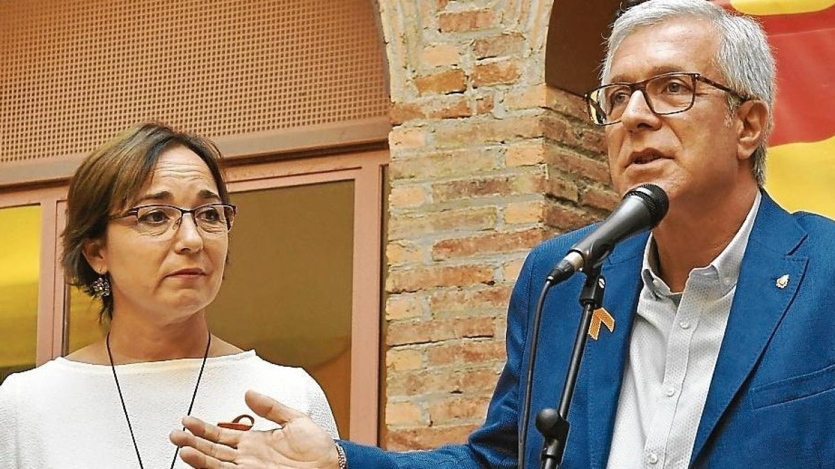 El gobierno de Ricomà pidió ayer la dimisión de Ballesteros y Floría.