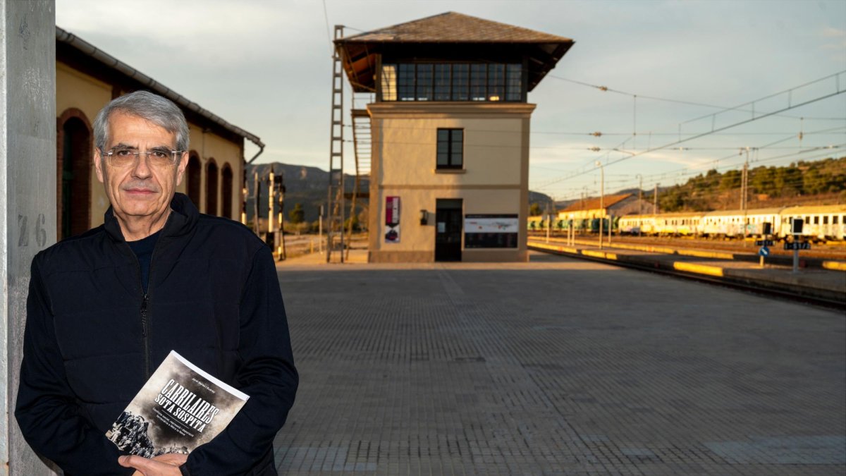 El filòleg i periodista Jordi Duran a l’estació de ferrocarril de Móra la Nova.