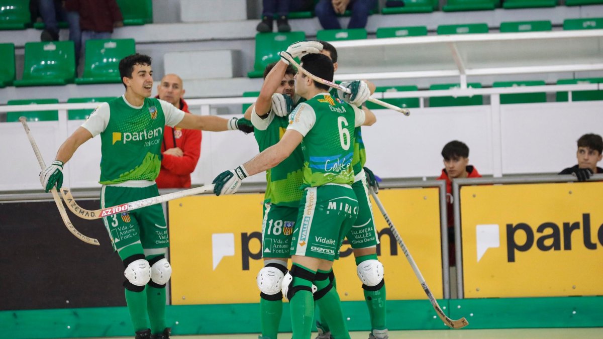 Jan Escala y Martí Casas celebran un gol del Calafell.