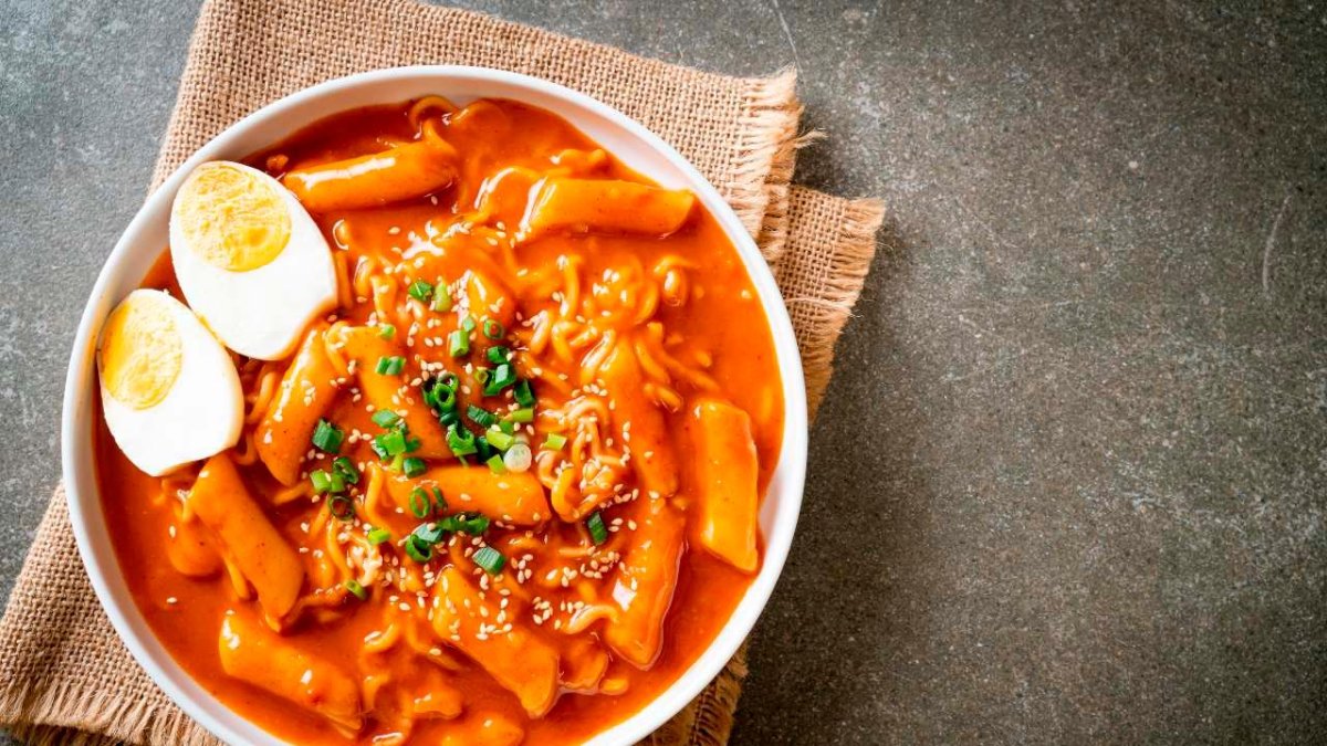El tteokbokki es una propuesta gastronómica coreana que ofrecen muchos puestos callejeros.