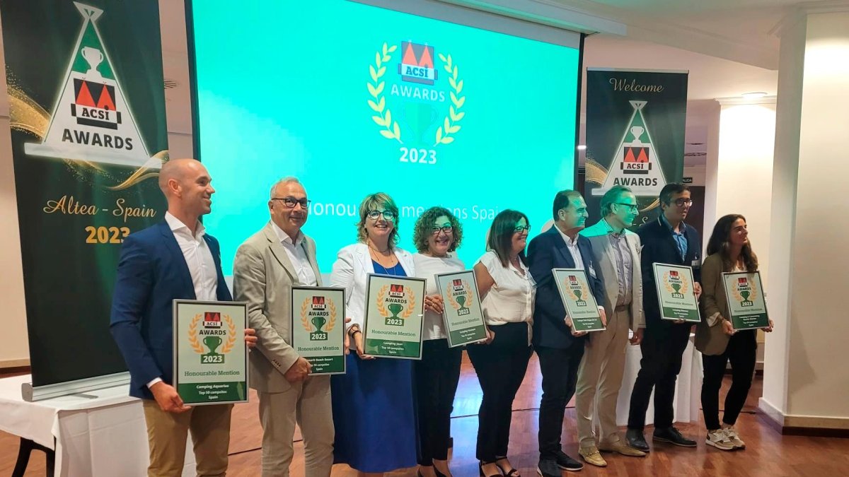 Representantes de los càmpings de Tarragona con los reconocimientos de los ACSI AWARDS 2023.