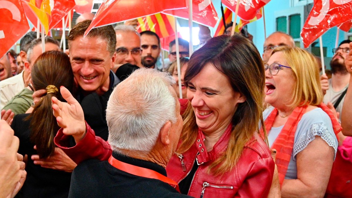 La candidata del PSC, en el centro de la imagen, y el número 2, Josep Baiges, en segundo plano.
