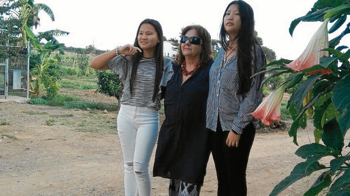 Àngels, entre sus hijas Lara y Lluna, adoptadas en 2000 y 2004 en China.