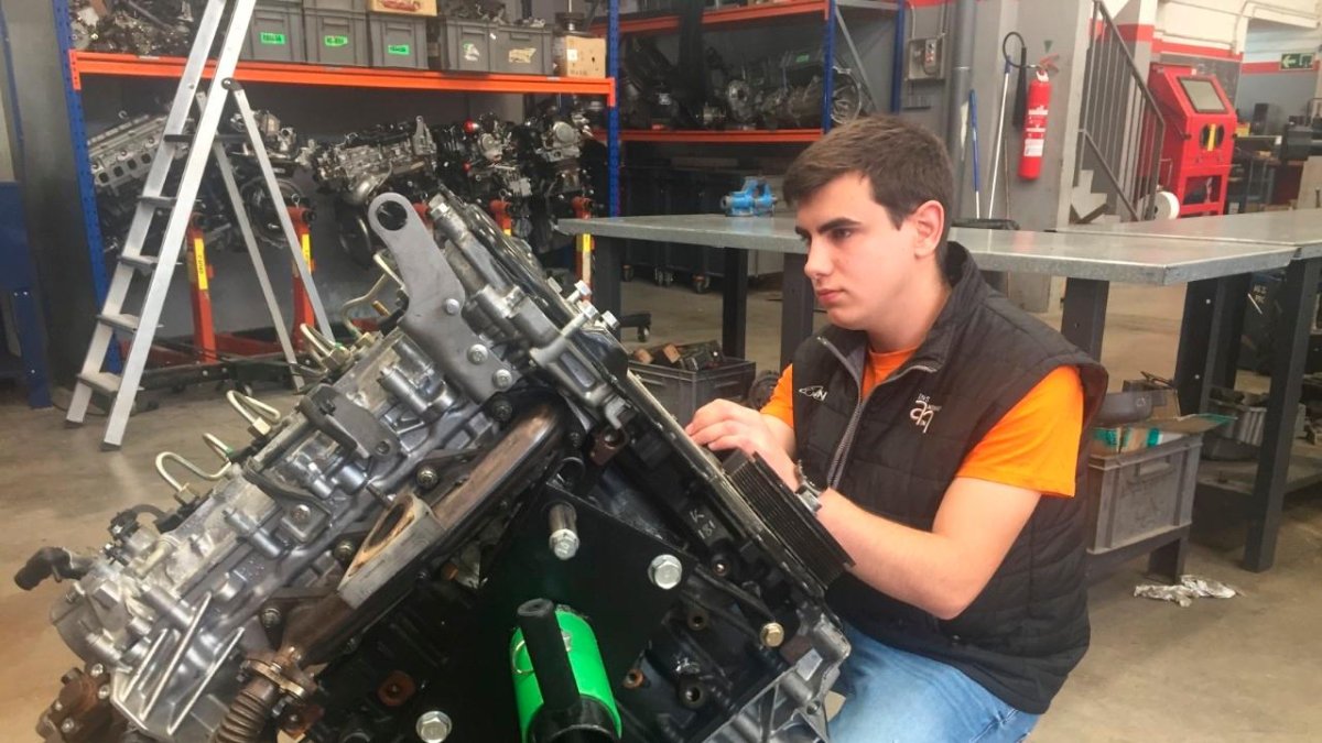 Alex Moya en el taller del instituto Andreu Nin de El Vendrell.