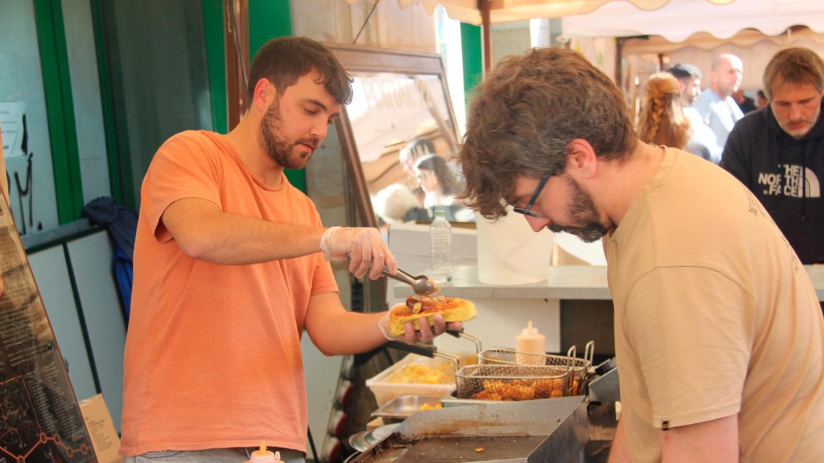 Un dels establiments servint la seva tapa a tota la gent que hi havia esperant.