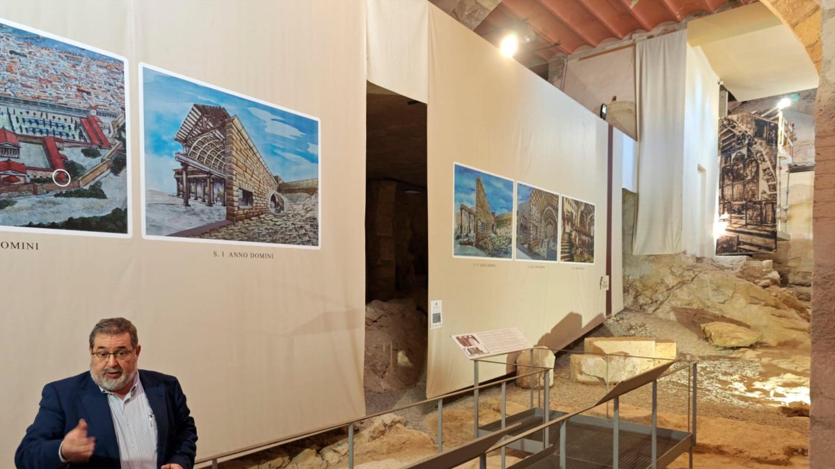 El director del Museu Bíblic de Tarragona, Andreu Muñoz, mostrando uno de los nuevos espacios.