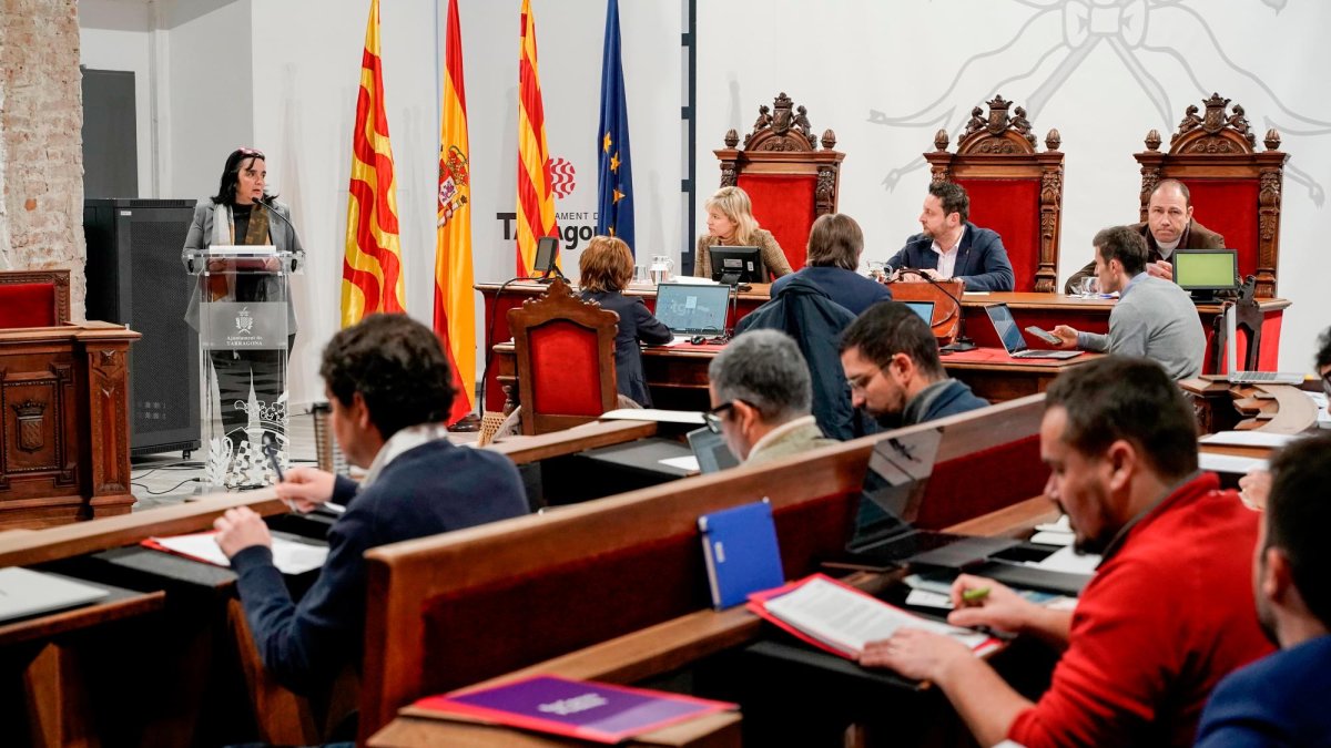 Instante del pleno municipal, celebrado este viernes en la sala d’actes del Ayuntamiento.