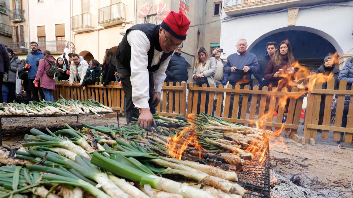 La plaça de l’Oli és l’escenari on es couen els calçots durant diferents hores tot el diumenge; des del matí fins que entra la tarda.