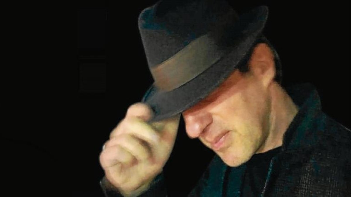 El guitarrista J.J. White tocará en directo.