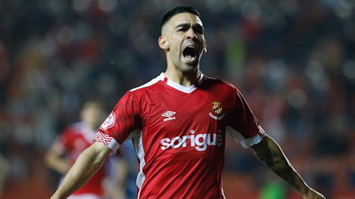Nil Jiménez conduce el cuero ante el San Fernando.