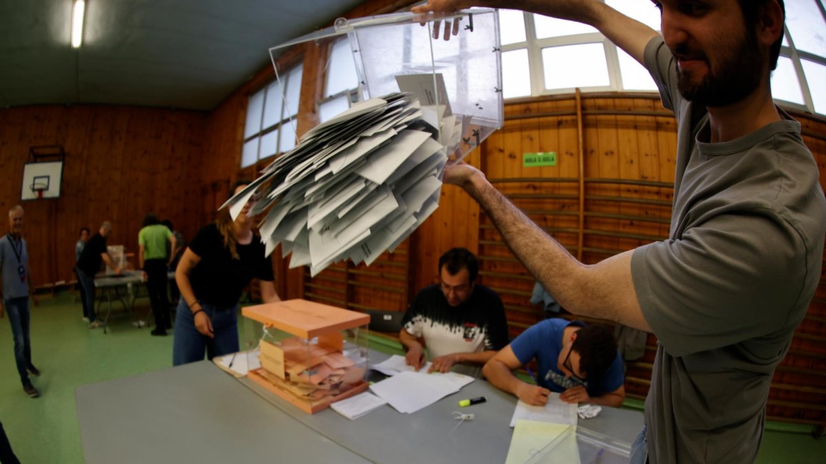 En total en España se constituyen unas 60.500 mesas electorales.