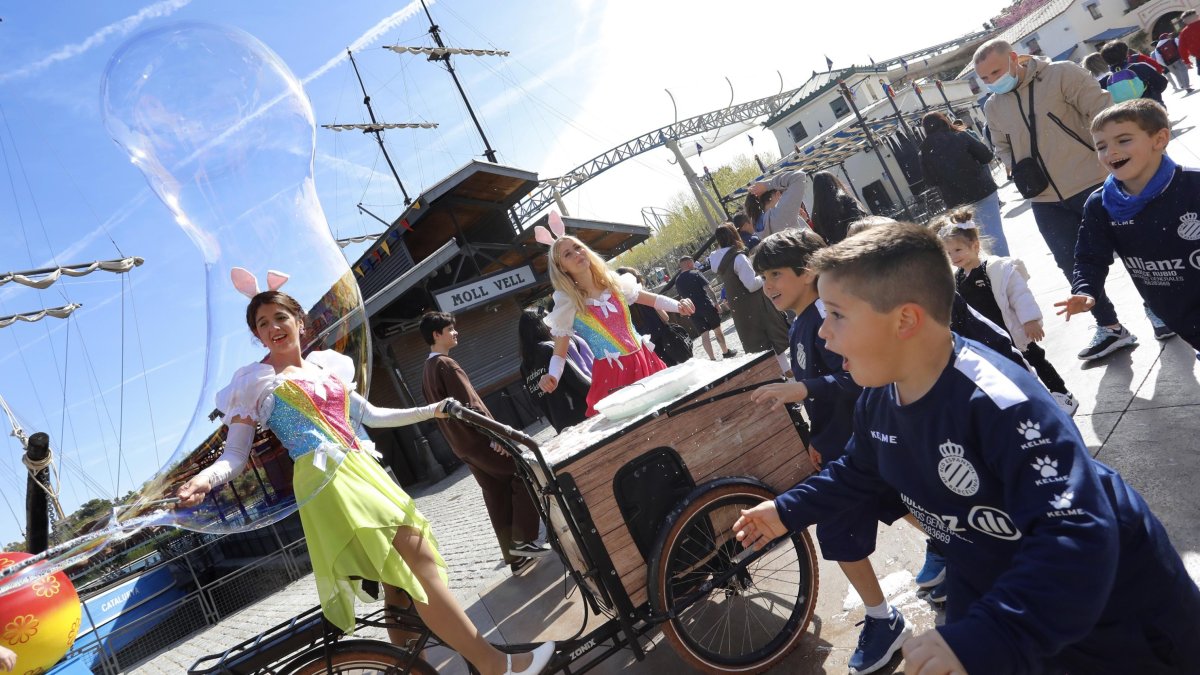 Futbolistas de los equipos base del RCD Español acudieron al primer día de la temporada 2022 de PortAventura.