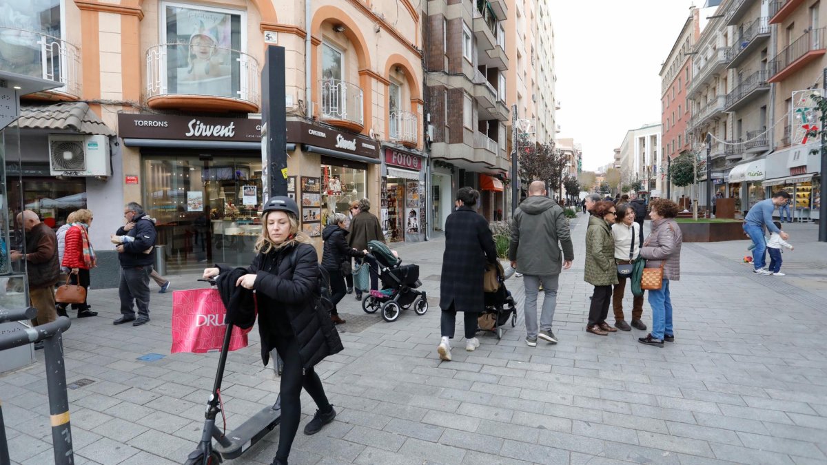 La gente paseando con bolsas por el las calles de la ciudad han sido un habitual durante estas fiestas.