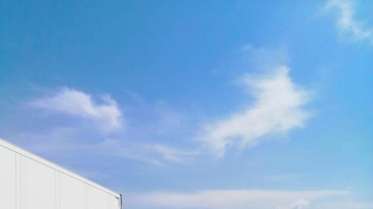 La carga quedó completamente esparcida por la AP-7.