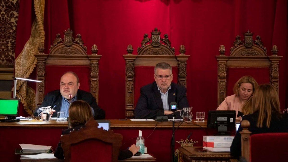 Jordi Fortuny, Pau Ricomà y Cristina Guzman, durante el pleno de ayer.