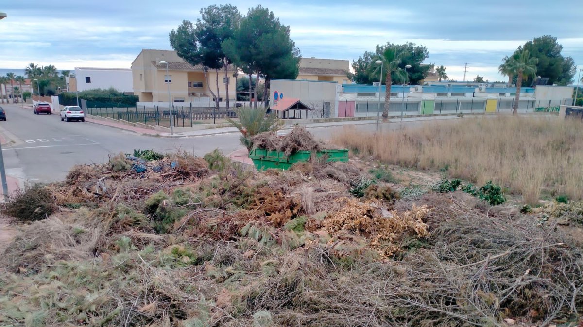 Uno de los contenedores que tenía exceso de poda se ubica al lado de la escuela infantil.