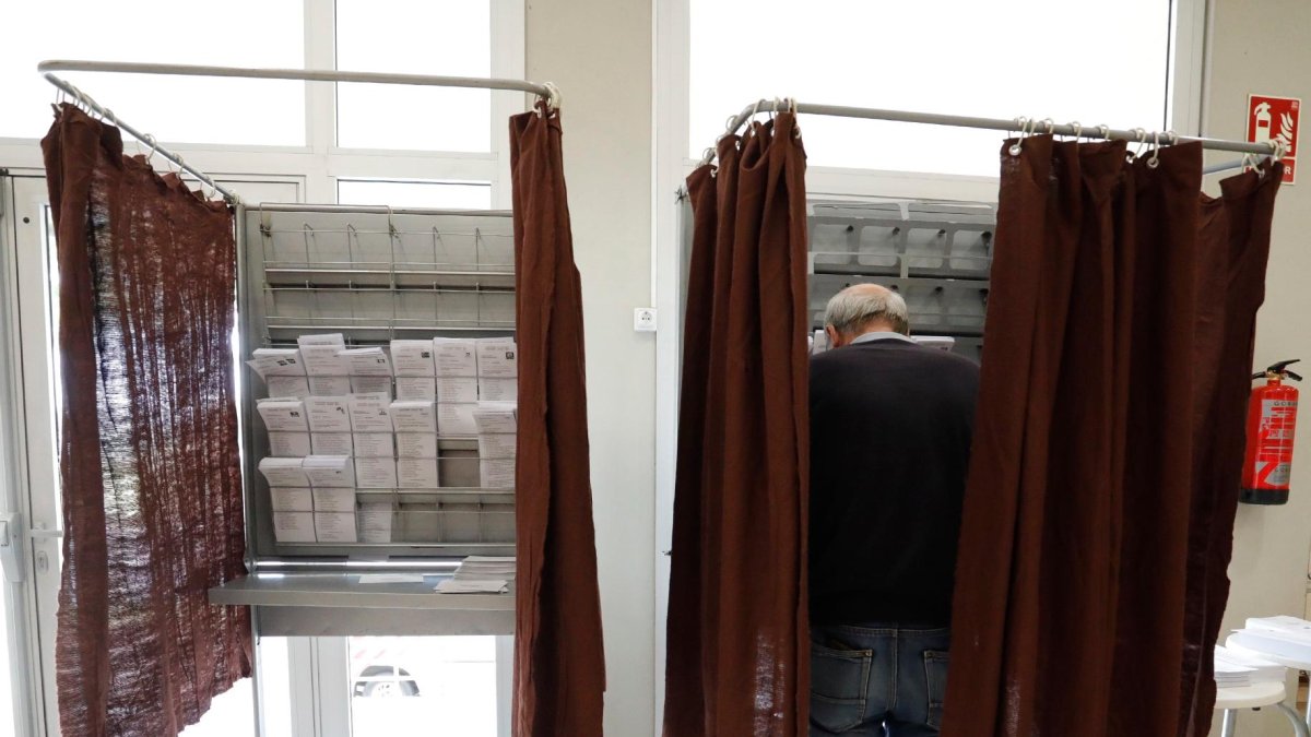 Votación en un colegio de Tarragona durante las elecciones del 28-M.
