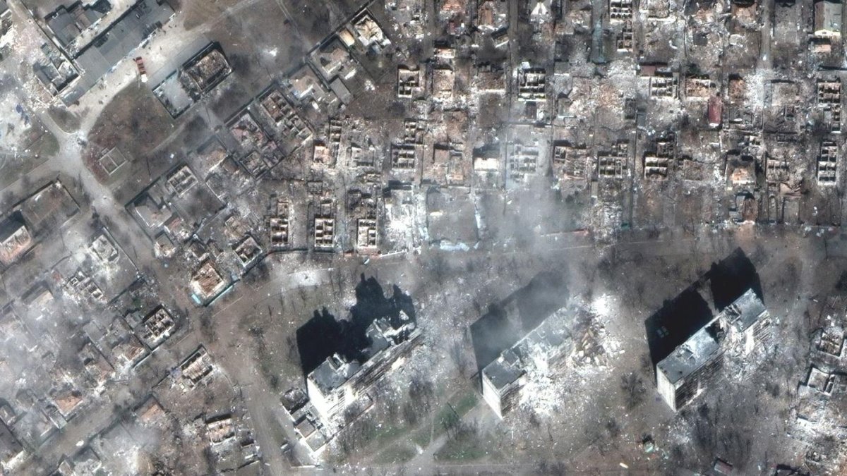 Imagen a vista de dron de las consecuencias de los bombardeos en Mariúpol.