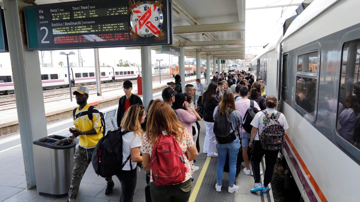 Gente subiendo en un tren en la estación de Tarragona.