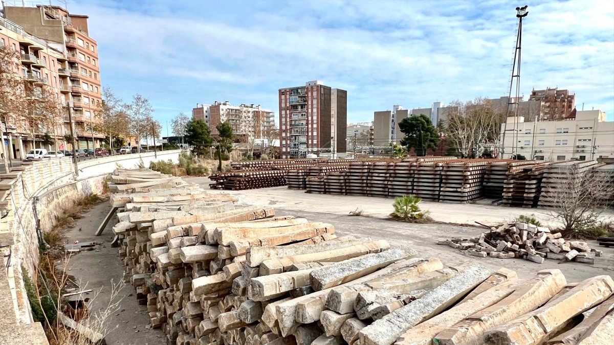 El recinto acoge actualmente material del antiguo trazado ferroviario de la costa.