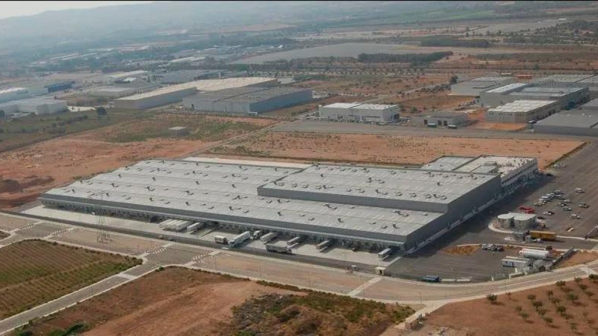 L’edifici s’alça en recinte barrat i està equipat amb més de 100 portons per a càrrega i descàrrega dels camions.