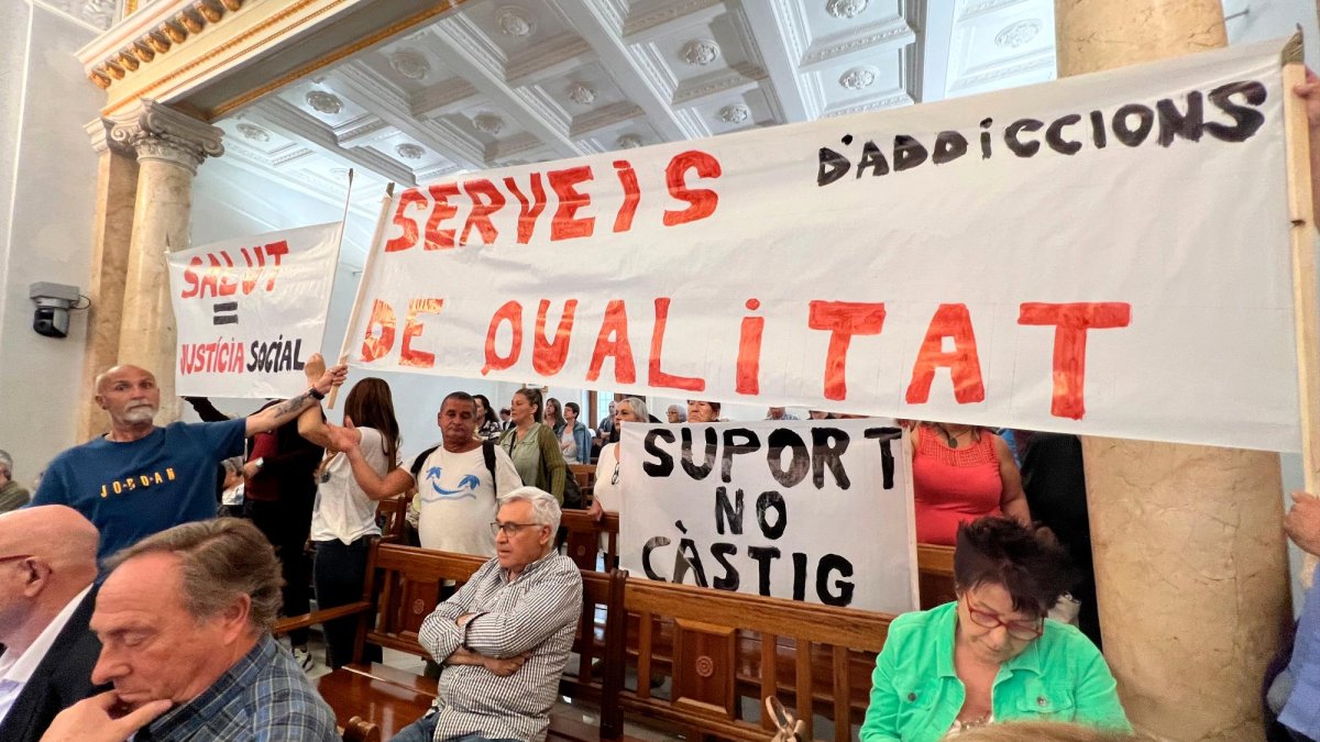 La celebración del pleno el pasado 5 de mayo acogió una manifestación contra los cambios del servicio de adicciones.