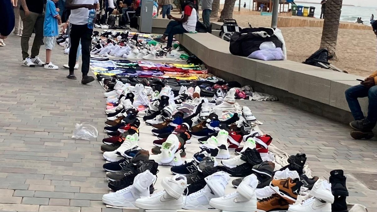 En Calafell los comerciantes también han pedido que haya dispositivos para evitar la venta de top manta.