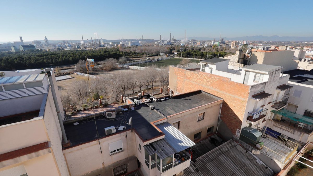 Vista del complejo petroquímico de Tarragona desde viviendas ubicadas en el barrio de Bonavista.