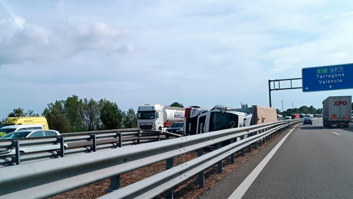 La circulación, parada por el accidente.