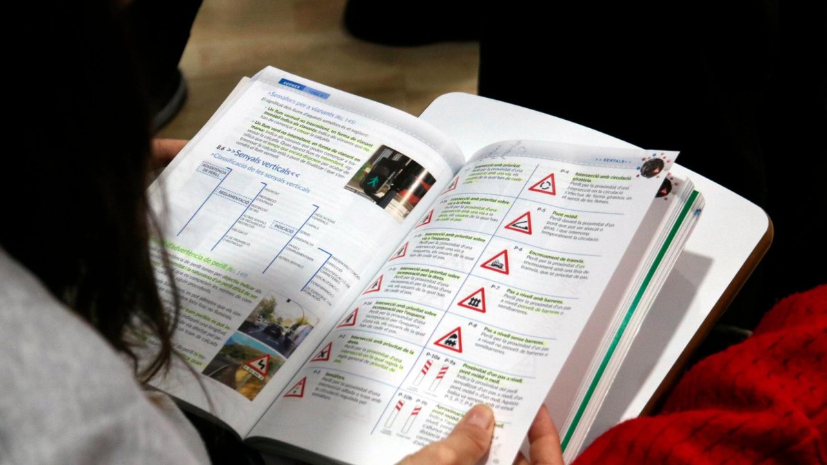 Imatge d’arxiu d’un cotxe d’autoescola circulant per Tortosa.