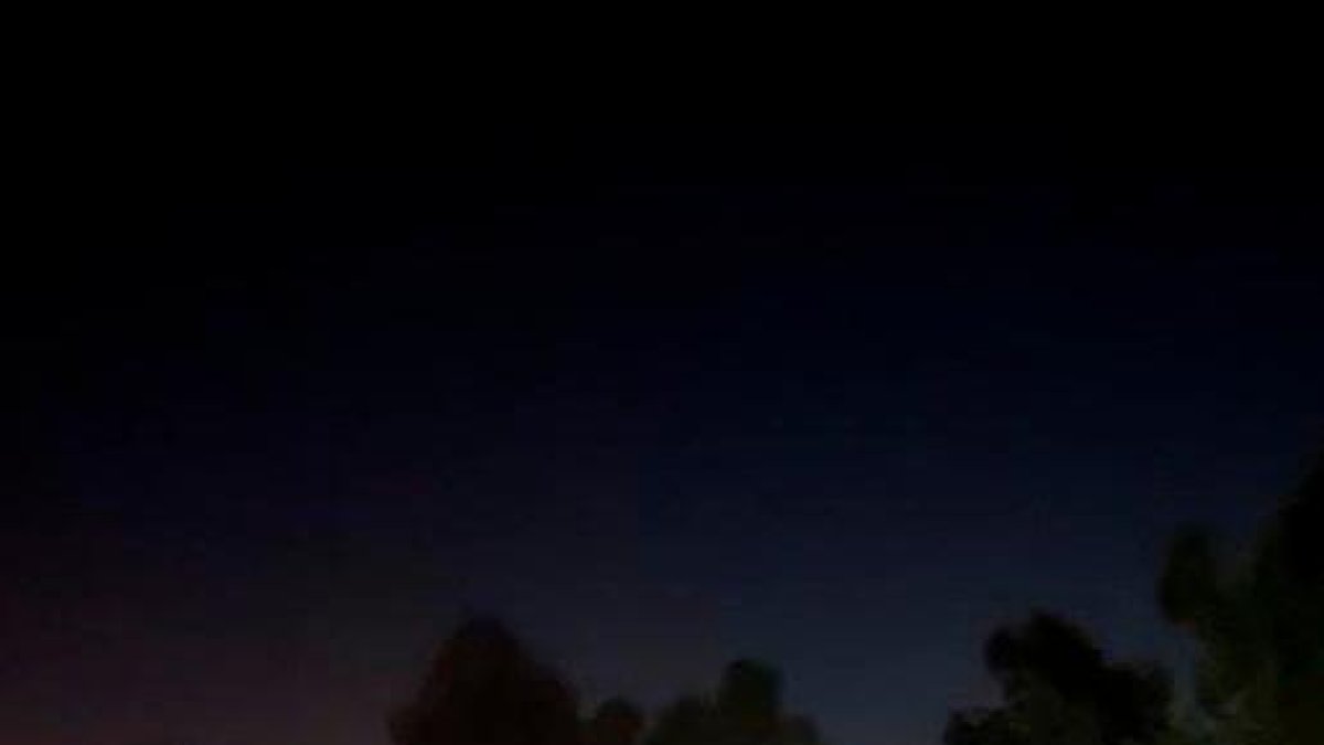 Una imagen de la furgoneta detrás del camión desvalijado en Vimbodí i Poblet.